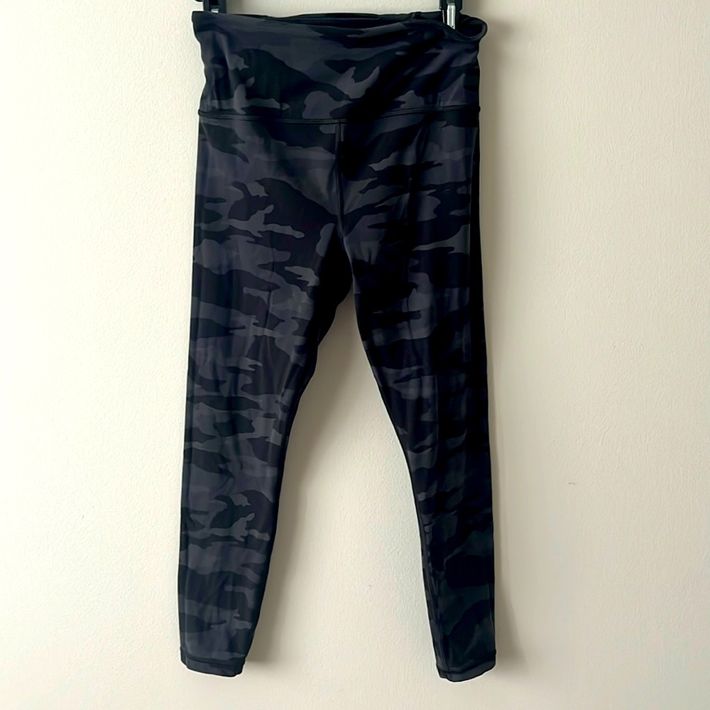 Athleta camo 7/8 leggings. Size S, worn once